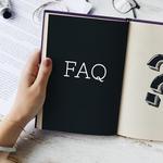 Ein Notizbuch mit der Aufschrift "FAQ" und einem "Fragezeichen"