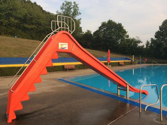 Rote Kinderrutsche im Freibad