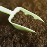 Erde mit einer grünen Schaufel.