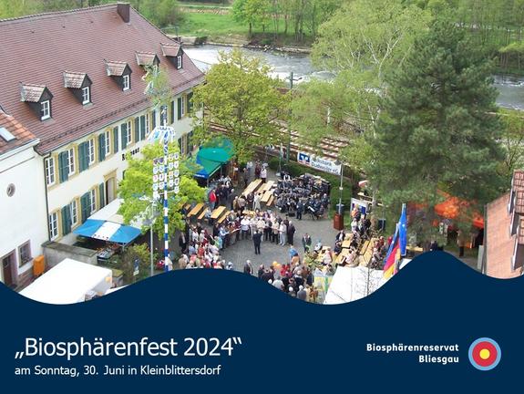 Fest mit vielen Menschen vor dem Rathaus