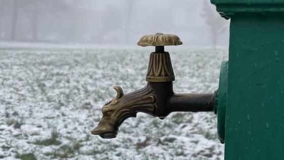 Bild von einem Wasserhahn (eingefroren)