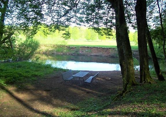 Picknickplatz neben einem großen Teich