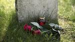 Grabstein Grabstein mit mit zwei roten Rosen und einer roten Kerze