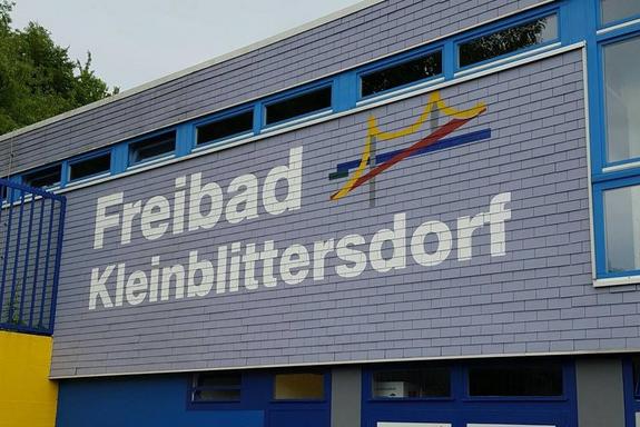Eingangsbereich mit Schriftzug "Freibad Kleinblittersdorf"