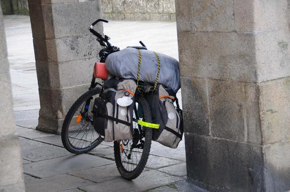 Fahrrad mit Gepäck vollgeladen