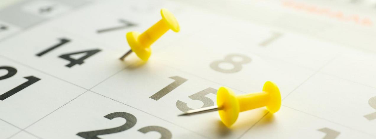 Terminkalender mit zwei gelben Pinnadeln