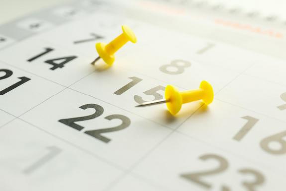 Terminkalender mit zwei gelben Pinnadeln