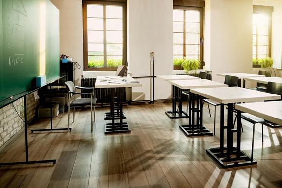 Ein Seitenfoto einer leeren Schulklasse