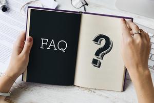 Ein Notizbuch mit der Aufschrift "FAQ" und einem "Fragezeichen"