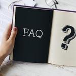Ein Notizbuch mit der Aufschrift "FAQ" und einem "Fragezeichen"