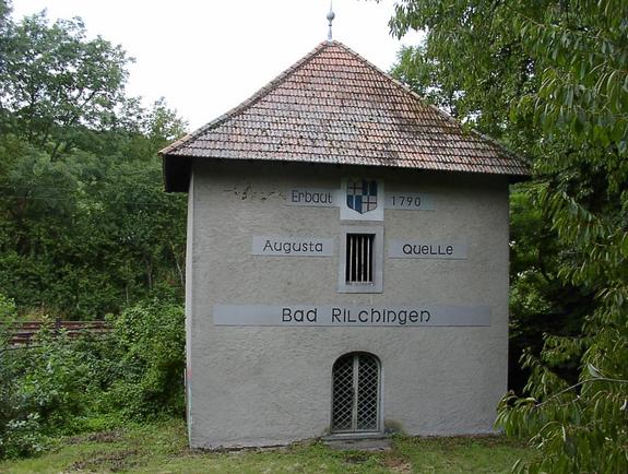 Ein kleines, graues, quadratisches Gebäude