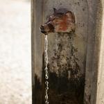 Laufender Wasserhahan auf dem Friedhof