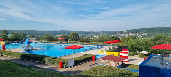 Panoramablick über das Freibad