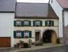 Altes lothringisches Bauernhaus mit grünen Fensterläden