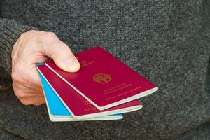 Ein Mann Reisedokumente (Reisepass) zeigt