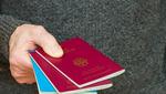 Reisepass Ein Mann Reisedokumente (Reisepass) zeigt