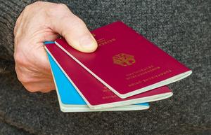 Ein Mann Reisedokumente (Reisepass) zeigt