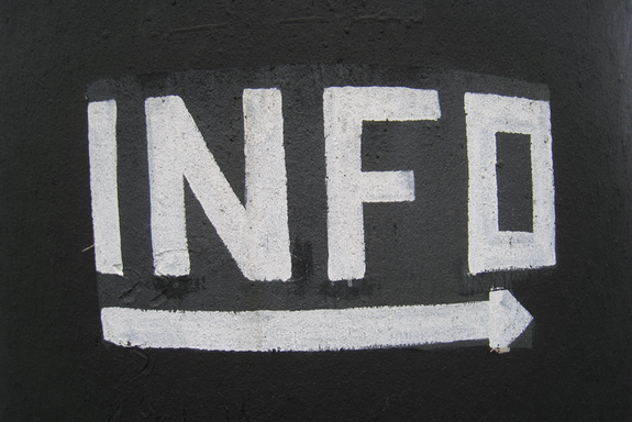 Schwarzer Hintergrund mit dem Text "Info"