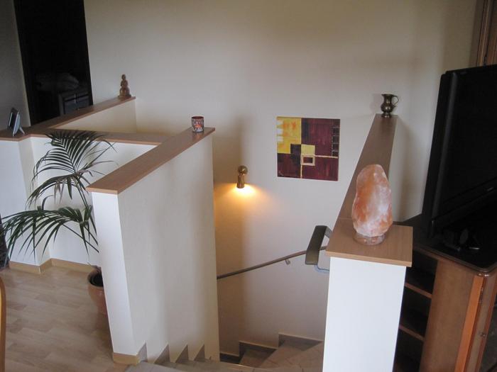 Foto vom Obergeschoss mit einer Wandleuchte und einer Leinwand