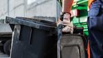 Müllabfuhr Garbage Truck Worker Moving Trash Can