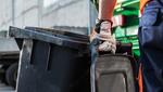 Müllabfuhr Garbage Truck Worker Moving Trash Can