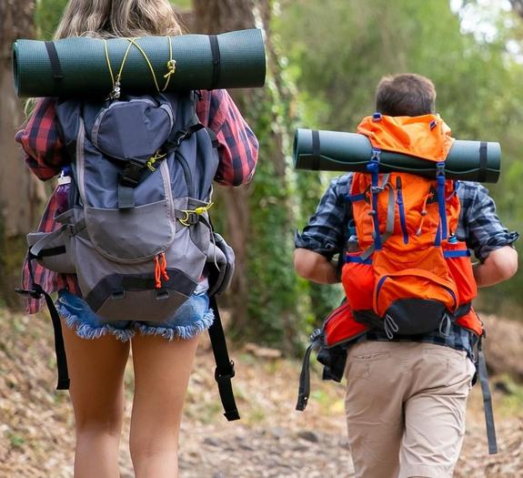 Zwei Wanderer mit vollgepacktem Notfallgepäck auf dem Rücken