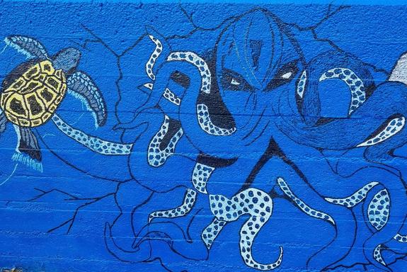 Handgemalte Kunst im Freibad, Blauer Hintergrund mit einer Schildkröten und einem Oktupus