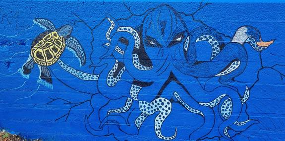 Handgemalte Kunst im Freibad, Blauer Hintergrund mit einer Schildkröten und einem Oktupus
