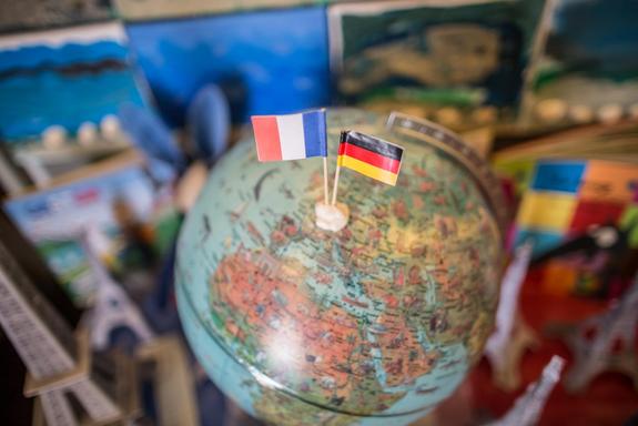 Erdkugel (Globus) mit zwei Länderfahnen (Frankreich und Deutschland)