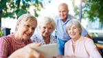 Seniorennachmittag Seniors taking selfie with smartphone