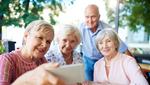 Seniorennachmittag Seniors taking selfie with smartphone