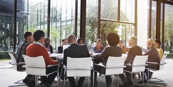 Besprechungstermin mit vielen Personen am Tisch