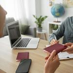 Eine Verwaltungsangestellte beim Aushändigen eines Reisepasses