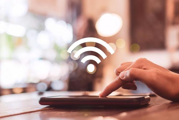 Laptop auf Theke mit Wlan-Symbol