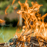 Bild mit Flammen. Verbrennen von Gartenabfall.